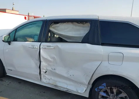 2021 Toyota Sienna Le z USA, uszkodzony, nr VIN 5TDKRKEC1MS016840